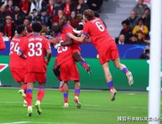 欧冠历史级慘(cǎn)案！大巴黎客场7-2狂胜勒沃库森，红牌(pái)频出上演进球(qiú)盛(shèng)宴