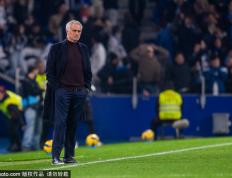 穆里尼奥的噩夢(mèng)之夜：波(bō)爾(ěr)图巨幅TIFO嘲(cháo)讽与本菲卡(kǎ)的迷(mí)失