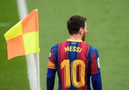 球王！巴萨球迷(mí)在欧冠赛前集体高喊梅西的(de)名字！