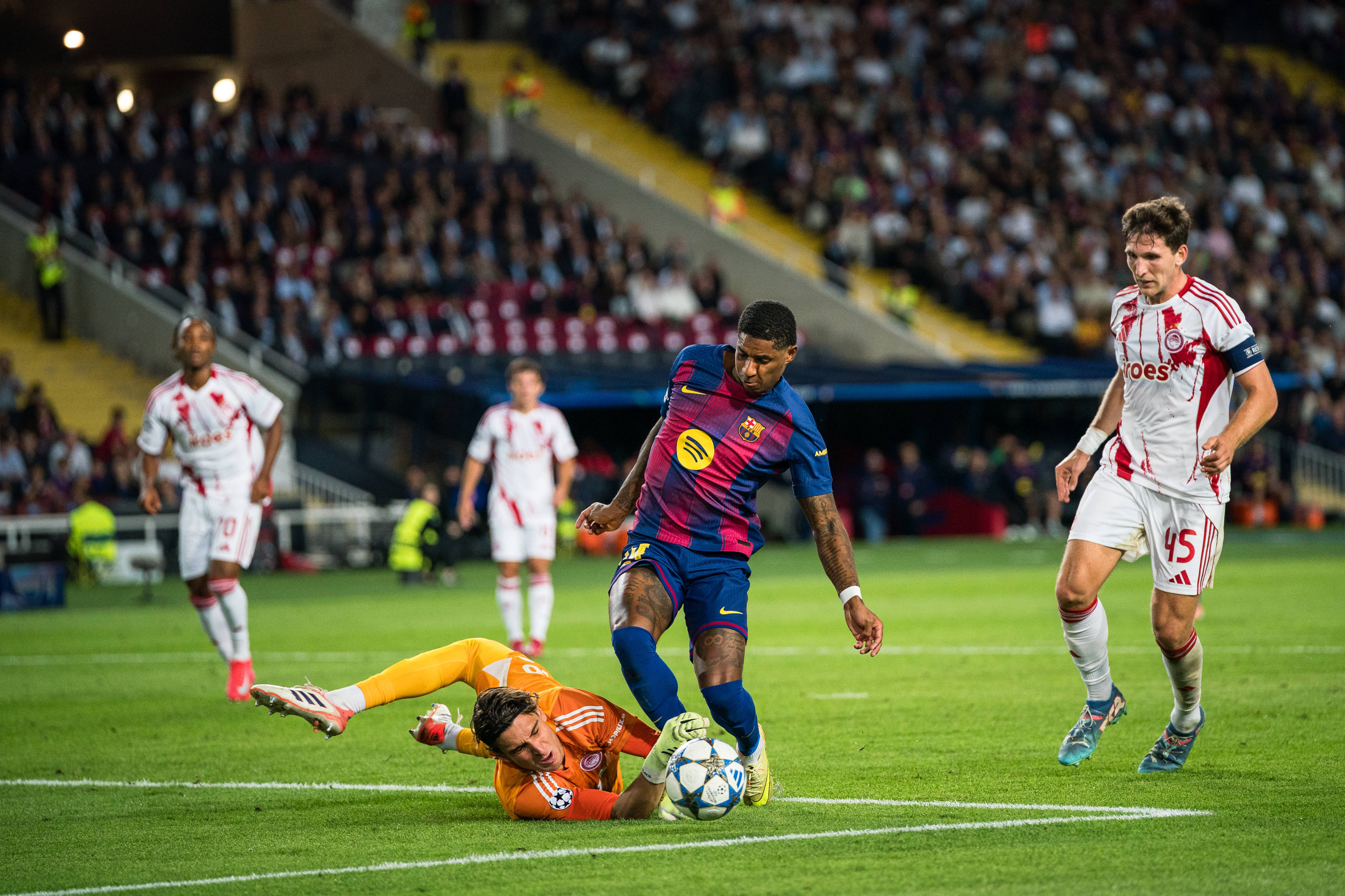 （体育(yù)）足球——欧冠：巴塞罗那(nà)勝(shèng)奥林匹亚科斯