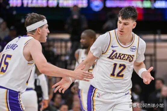 比(bǐ)肩科比(bǐ)！里夫斯压哨绝杀！厲(lì)害！