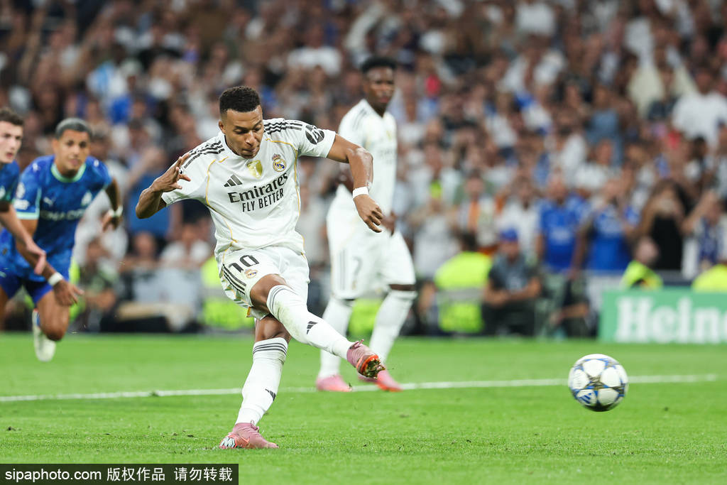 VAR被操控?歐(ōu)冠(guān)首轮爭(zhēng)议判罸(fá)满天(tiān)飞 判点標(biāo)准不一引热议