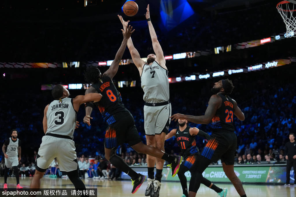 尼克斯队的球场内外:奖金分配与节日(rì)慈善